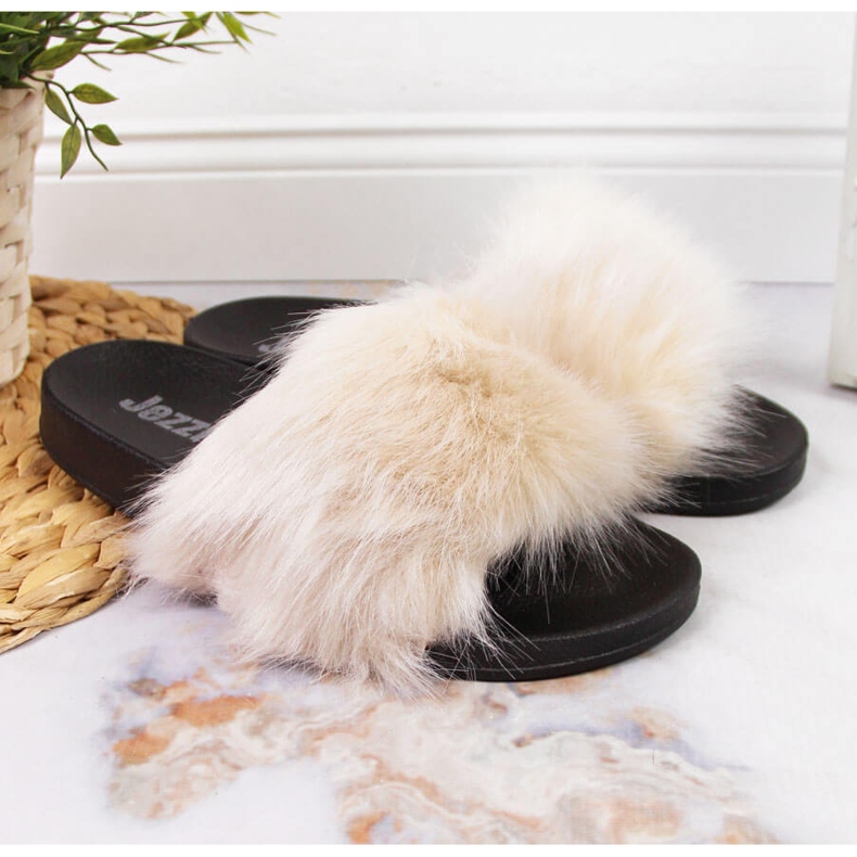 Dámské béžové pantofle Jezzi s kožíškem béžový 1