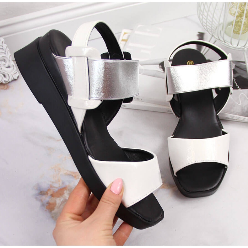 Dámské sandály na klínovém podpatku s bílými Potocki 1 Dámské sandály na klínovém podpatku s bílými Potocki 1