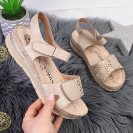 Pohodlné dámské sandály na béžovém klínku eVento béžový 1 Pohodlné dámské sandály na béžovém klínku eVento béžový 1