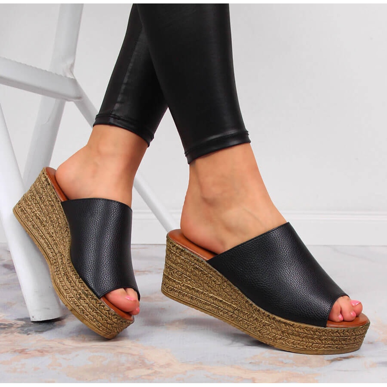 Dámské černé pantofle na klínku Vinceza černá 1