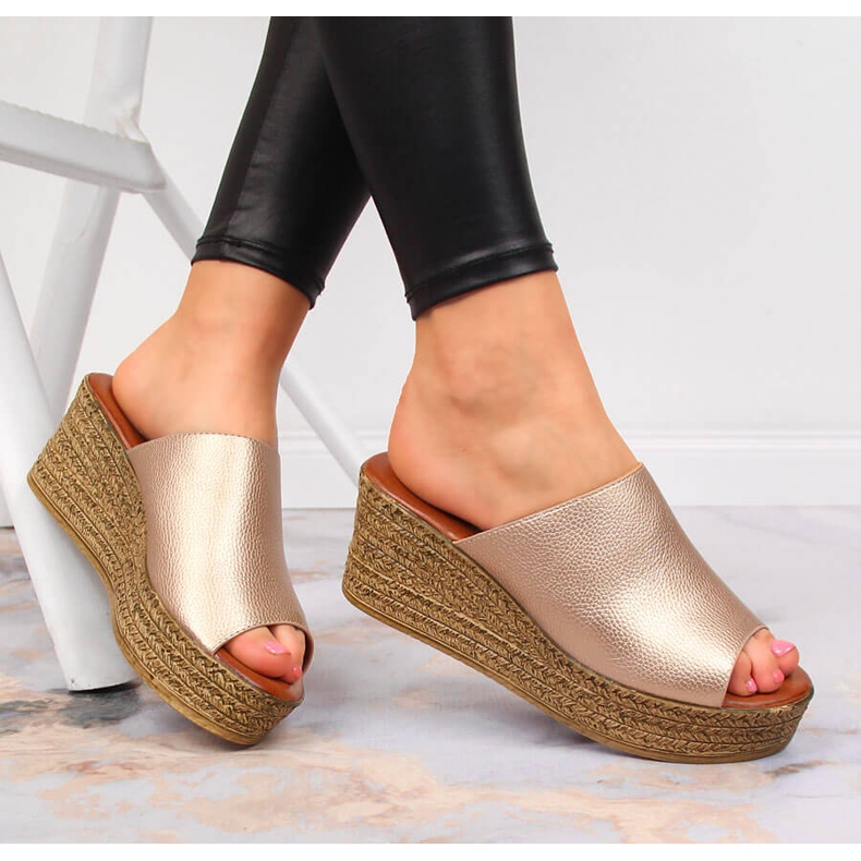 Dámské zlaté pantofle Vinceza na klínku zlatý 1