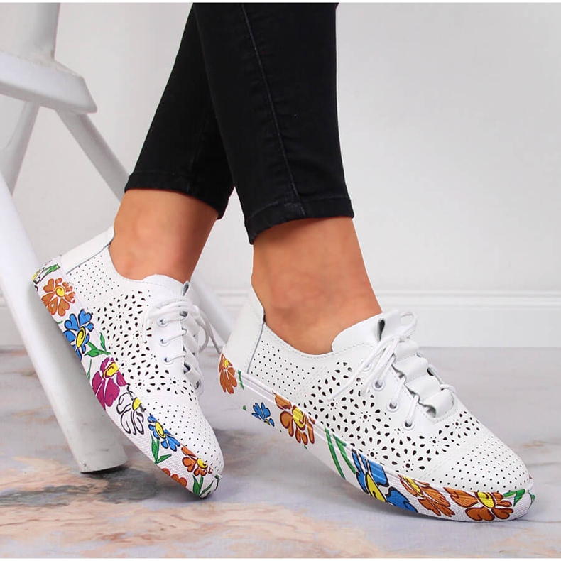 Bílé prolamované kožené dámské boty Artiker 1