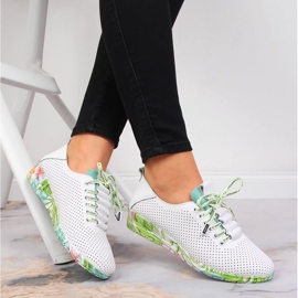 Dámské bílé kožené prolamované boty s klínkem Artiker 2