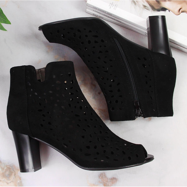 Dámské jarní kozačky na černém prolamovaném sloupku Jezzi černá 2