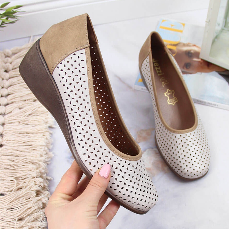 Dámské prolamované boty s béžovým klínkem Jezzi 1