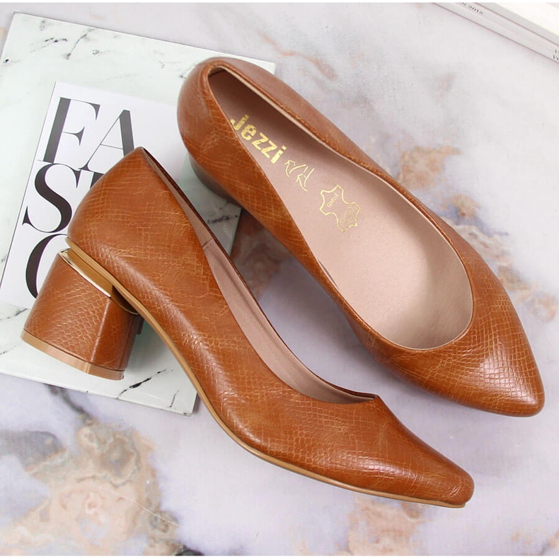 Lodičky na ozdobném hnědém sloupku od Jezzi hnědý 1