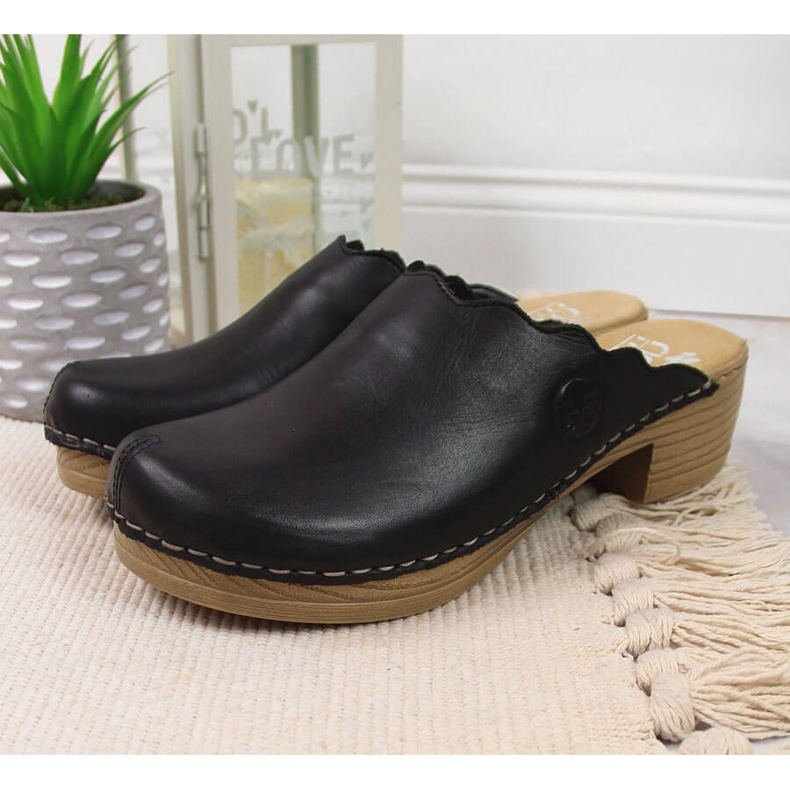 Dámské kožené pantofle Rieker V6844-00 černé barvy černá 2