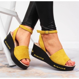 Žluté dámské sandály Vinceza na klínovém podpatku žlutá 4
