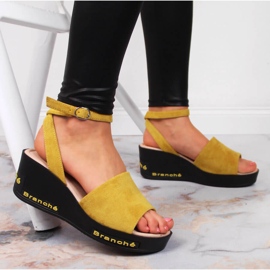 Žluté dámské sandály Vinceza na klínovém podpatku žlutá 5