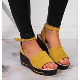 Žluté dámské sandály Vinceza na klínovém podpatku žlutá 6