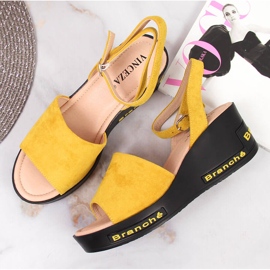 Žluté dámské sandály Vinceza na klínovém podpatku žlutá 3