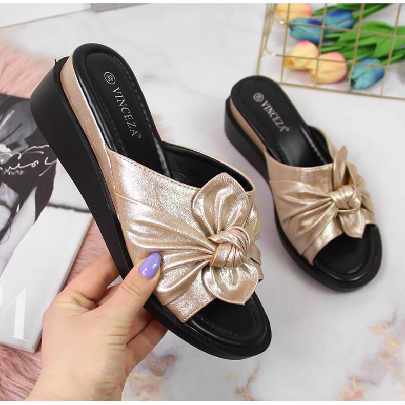 Dámské zlaté pantofle Vinceza na klínku zlatý 1