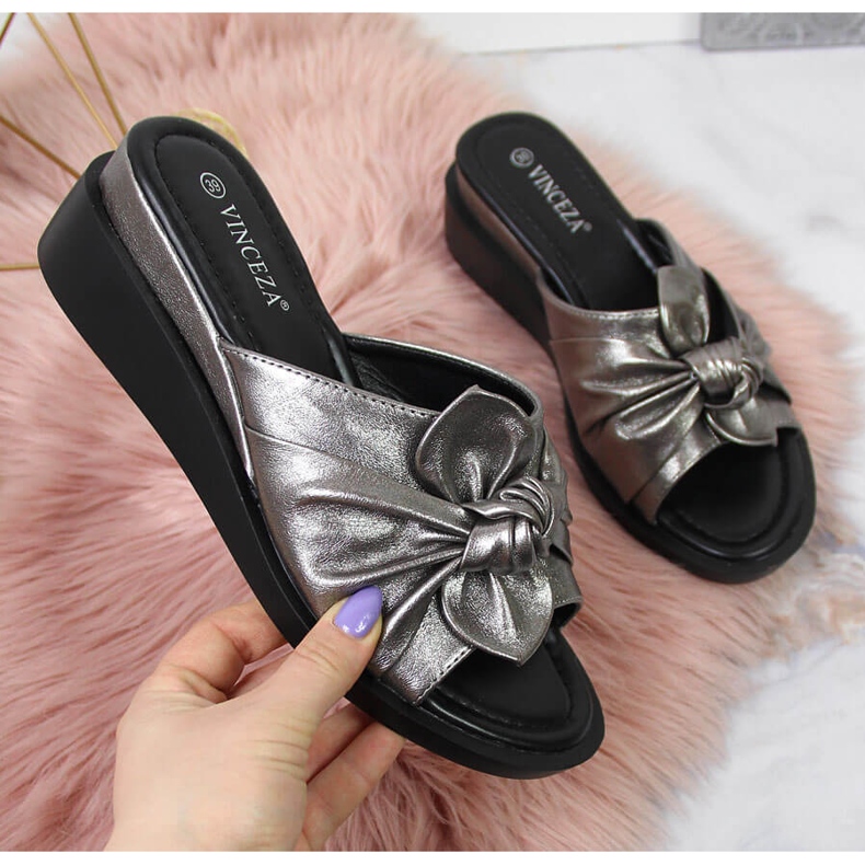 Dámské stříbrné pantofle na klínku Vinceza 1