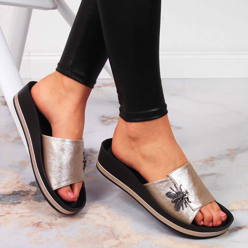 Dámské zlaté pantofle na klínku s motýlkem Vinceza zlatý 1