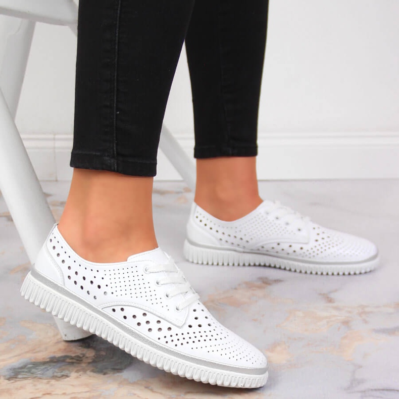 Bílé prolamované kožené dámské boty Artiker bílý 2