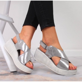 Dámské kožené sandály na stříbrném klínku Dolce Pietro stříbrný 1