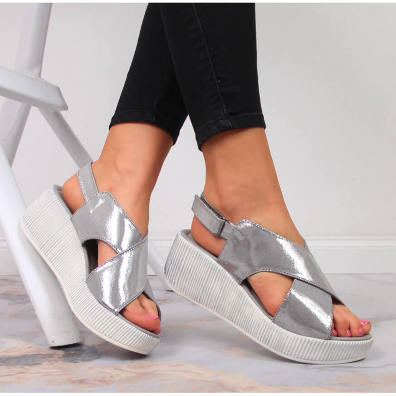 Dámské kožené sandály na stříbrném klínku Dolce Pietro stříbrný 1