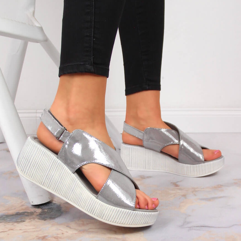 Dámské kožené sandály na stříbrném klínku Dolce Pietro stříbrný 2
