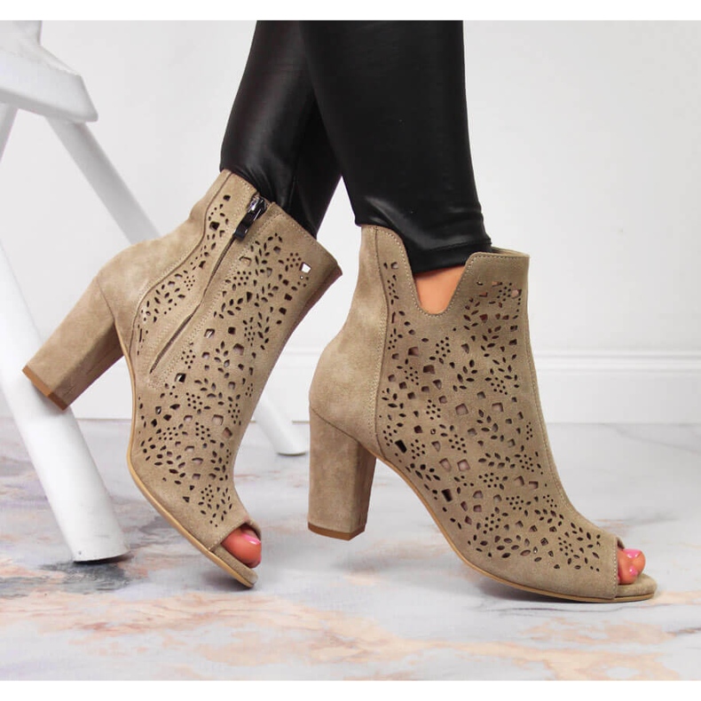 Dámské prolamované kožené boty na sloupku Juma beige 1