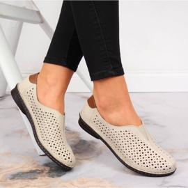 Dámské béžové prolamované kožené boty Rieker 48457 béžový 2