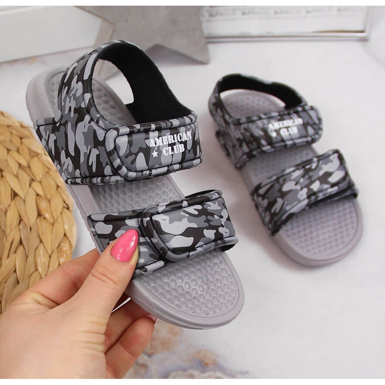 Chlapecké šedé pěnové sandály se suchým zipem American Club šedá 1