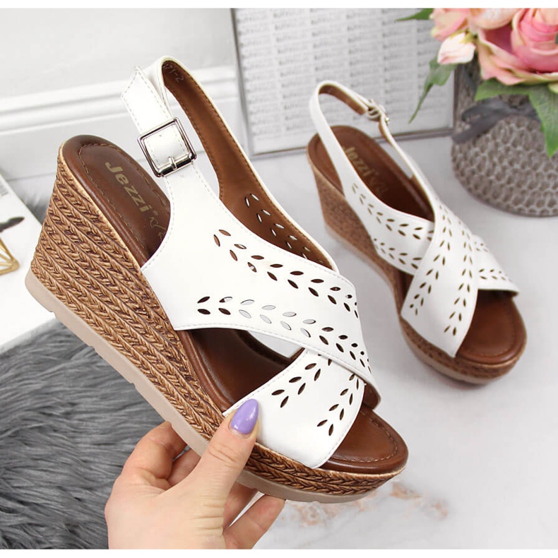 Dámské bílé sandály na klínku Jezzi bílý 1