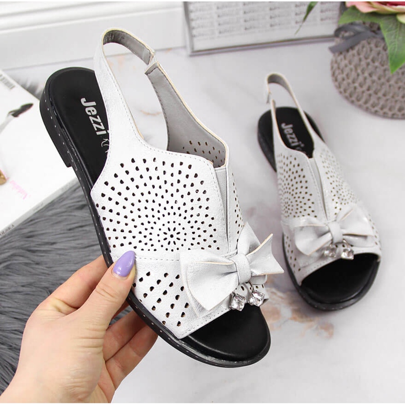 Dámské sandály se stříbrnou mašlí Jezzi stříbrný 1 Dámské sandály se stříbrnou mašlí Jezzi stříbrný 1