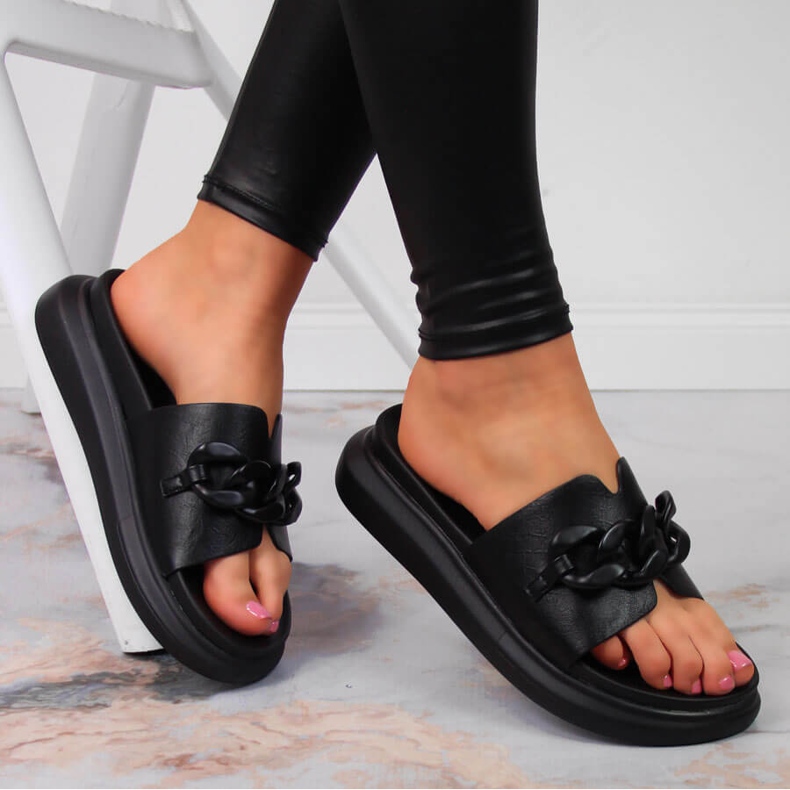 Černé pantofle na platformě Laura La.Fi s řetízkem černá 1 Černé pantofle na platformě Laura La.Fi s řetízkem černá 1