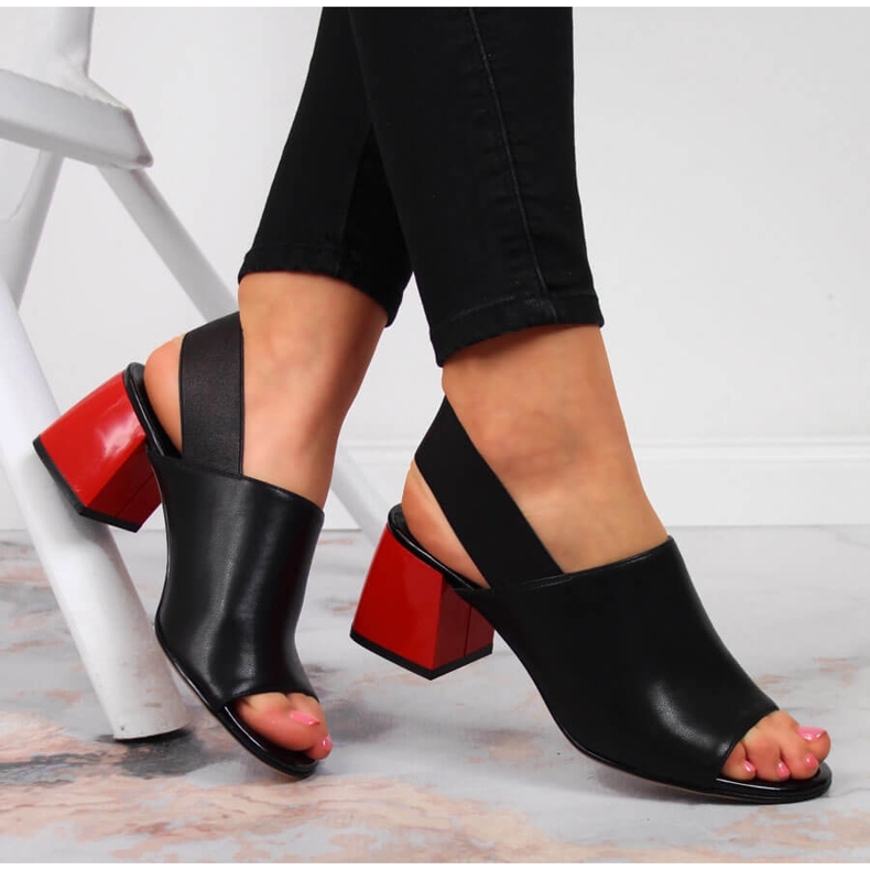 Černé kožené dámské sandály Filippo s gumičkou černá 1