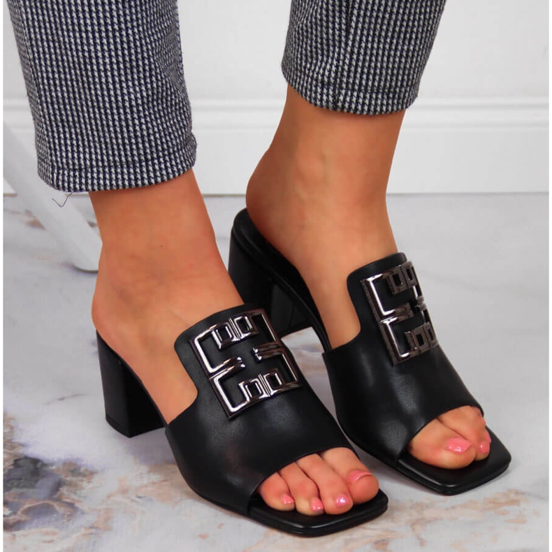 Dámské kožené pantofle na černém sloupku Filippo černá 1