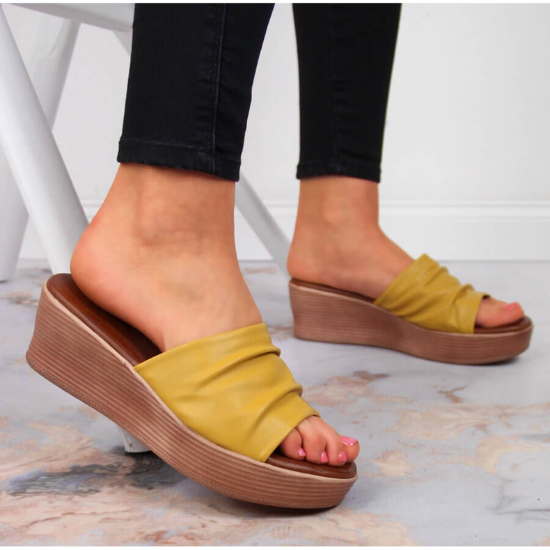 Žluté dámské pantofle na klínku Filippo žlutá 2