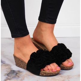 Dámské černé pantofle na klínku s květinami eVento černá 2