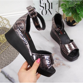 Dámské kožené sandály s metalickým klínkem Artiker stříbrný šedá 1