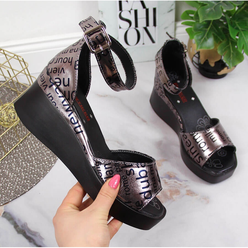 Dámské kožené sandály s metalickým klínkem Artiker stříbrný šedá 1