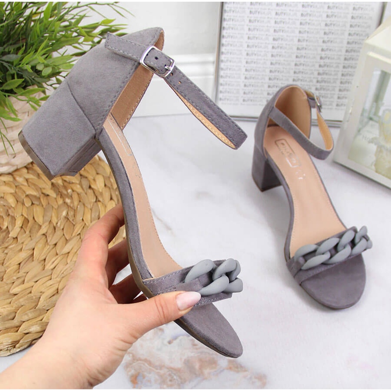 Šedé dámské sandály Filippo na sloupku s řetízkem šedá 1