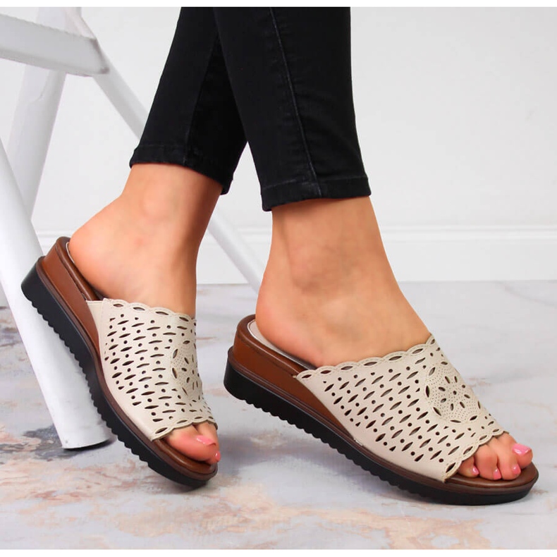 Dámské béžové prolamované pantofle Jezzi na klínku béžový 1 Dámské béžové prolamované pantofle Jezzi na klínku béžový 1