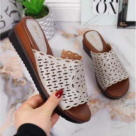 Dámské šedé pantofle na prolamovaném klínku Jezzi šedá 2