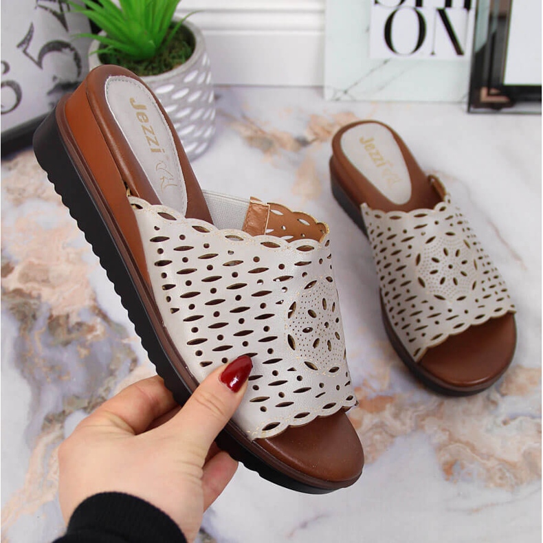 Dámské šedé pantofle na prolamovaném klínku Jezzi šedá 2