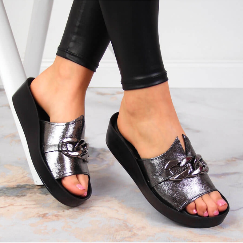 Dámské kožené pantofle s řetízkem stříbrné T.Sokolski 2