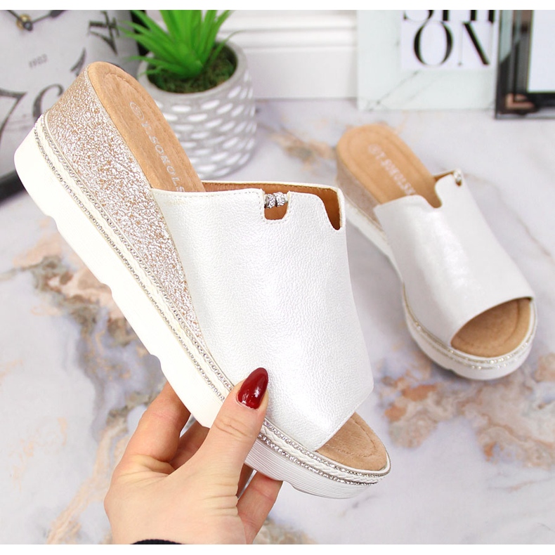 Stříbrné dámské pantofle na klínku T.Sokolski stříbrný 2