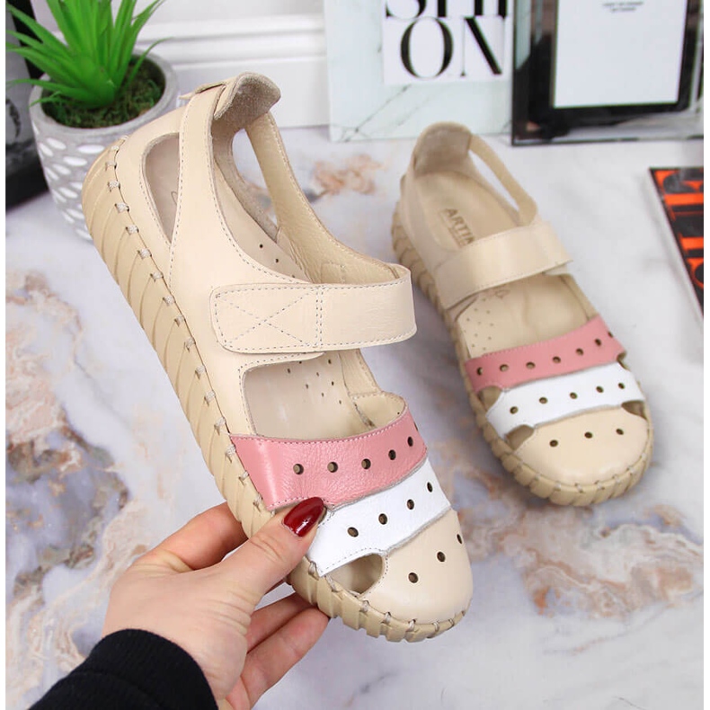 Dámské kožené sandály s prolamovaným Artiker béžový 1