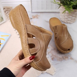 Kožené béžové pantofle na klínku Łukbut 650 béžový 1