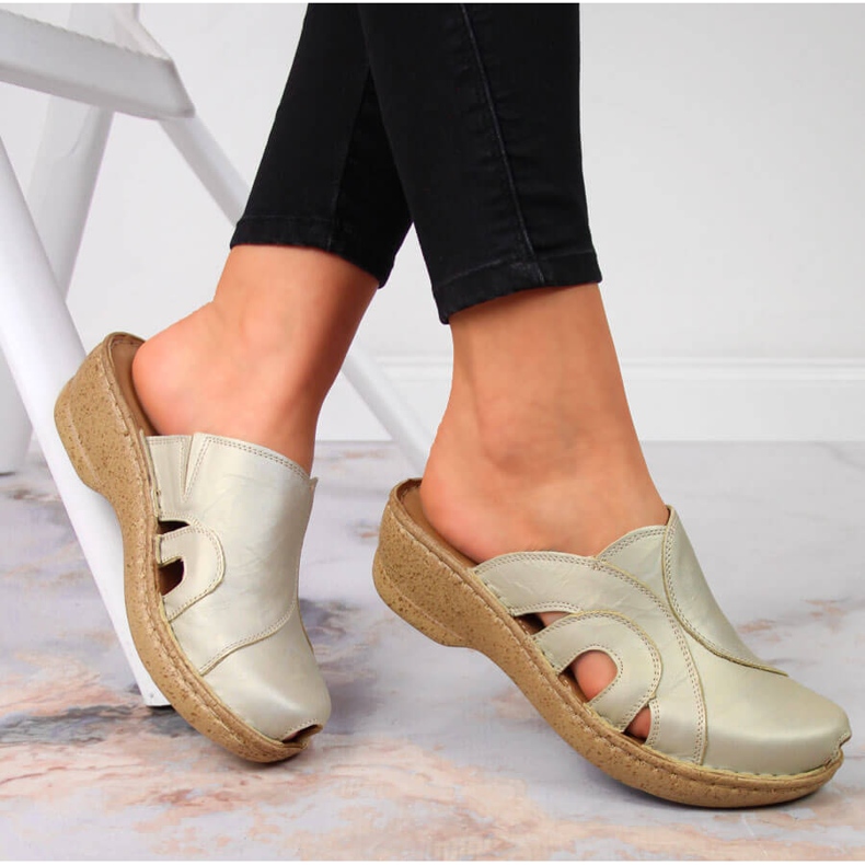 Zlaté kožené pantofle na klínku Łukbut 650 zlatý 1 Zlaté kožené pantofle na klínku Łukbut 650 zlatý 1