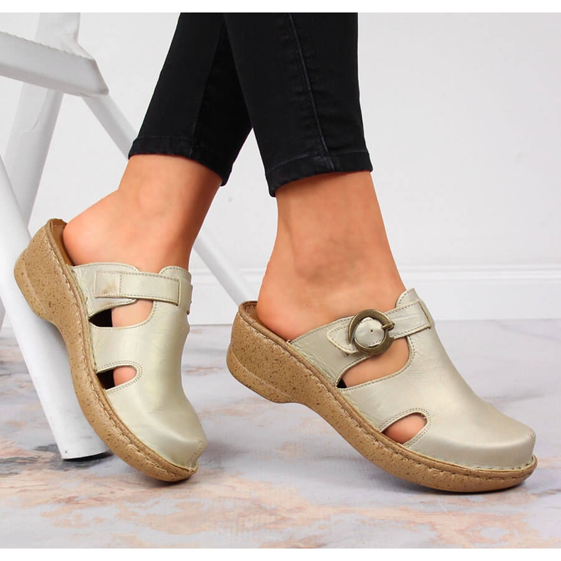 Kožené pantofle na zlatém klínu Łukbut 666 zlatý 1