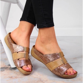 Kožené béžové a zlaté pantofle s elastickými pásky Łukbut 1103 béžový zlatý 1