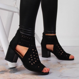 T.Sokolski Dámské černé prolamované sandály značky T. Sokolski 2