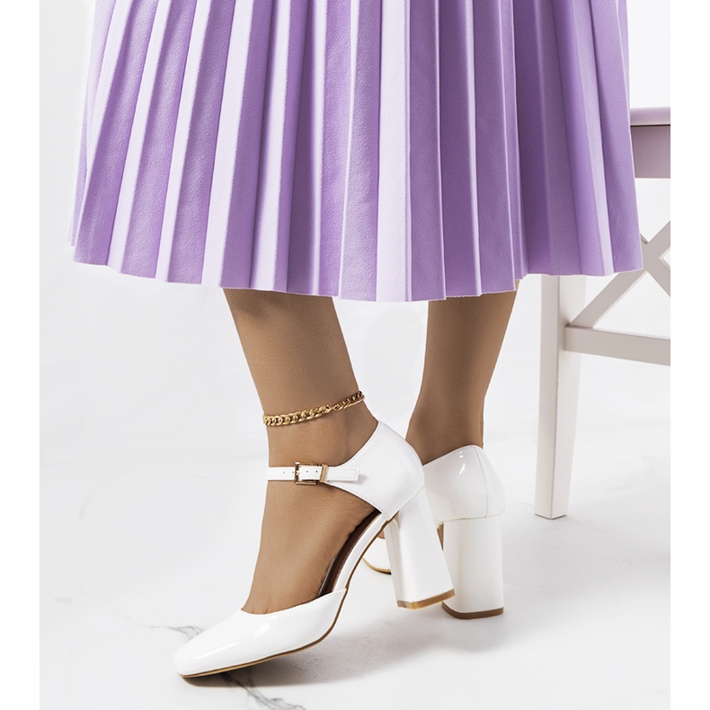 Bílé lodičky na sloupku Clement bílý 1