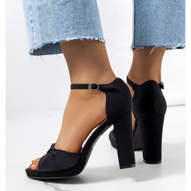 Černé sandály na sloupku Larana černý 1