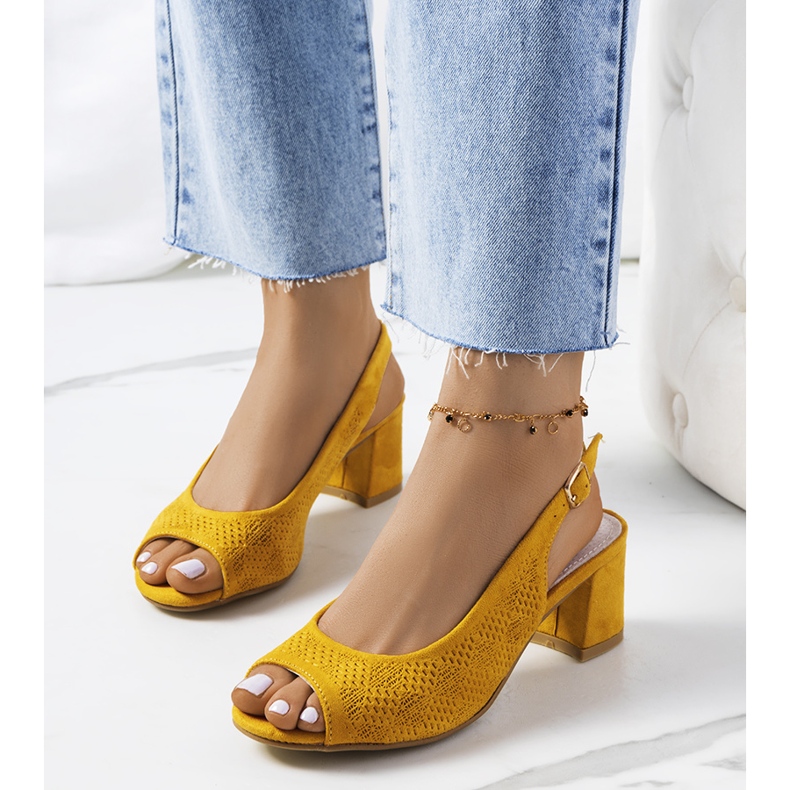 Žluté prolamované sandály Graco žlutá 1