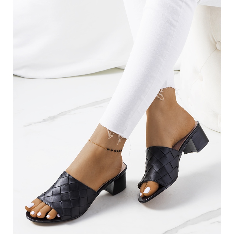 Černé pletené pantofle na sloupku Svila černá 1